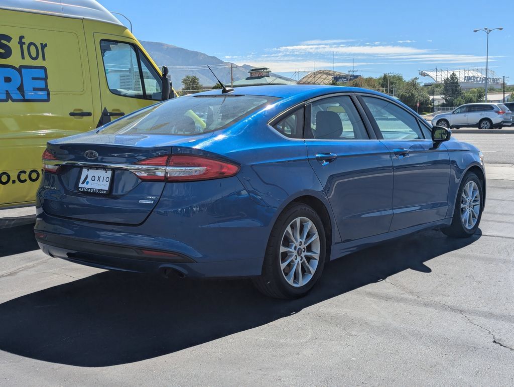 Used 2017 Ford Fusion SE w/ Fusion SE Technology Package FWD image 4