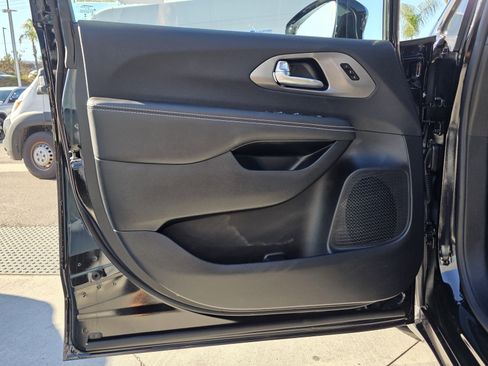 New 2026 Chrysler Pacifica Select image 10