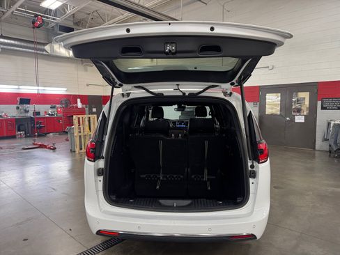 Used 2025 Chrysler Pacifica Select FWD image 32