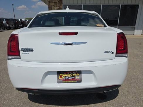 Used 2018 Chrysler 300 S AWD/4WD image 4