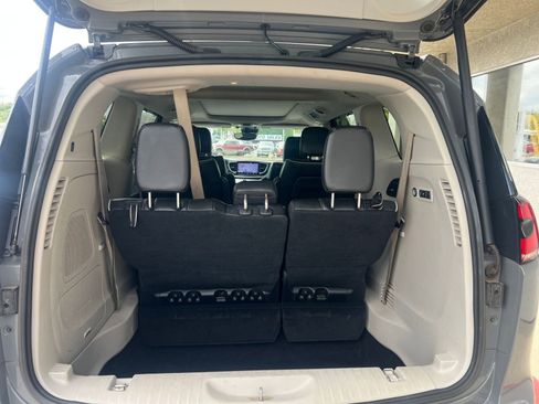 Used 2022 Chrysler Pacifica Limited FWD image 36