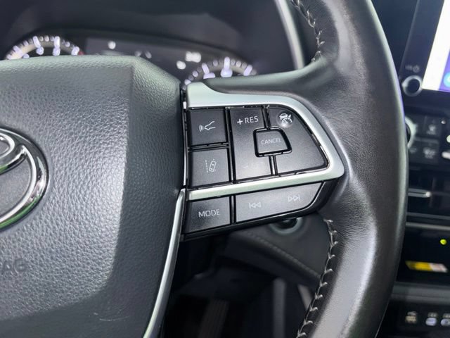 Used 2023 Toyota Highlander XLE AWD/4WD image 12