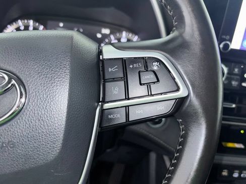Used 2023 Toyota Highlander XLE AWD/4WD image 12
