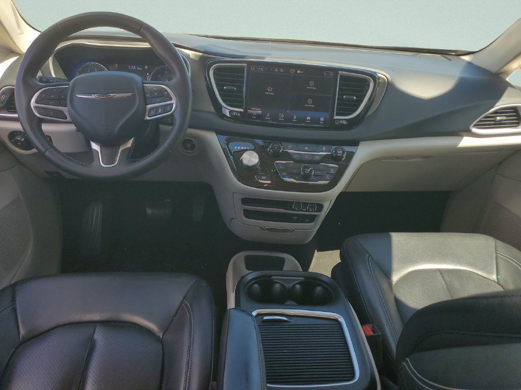 Used 2022 Chrysler Pacifica Touring-L FWD image 11