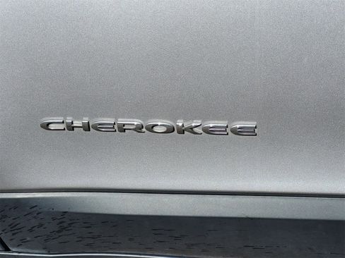 Used 2020 Jeep Cherokee Limited image 12