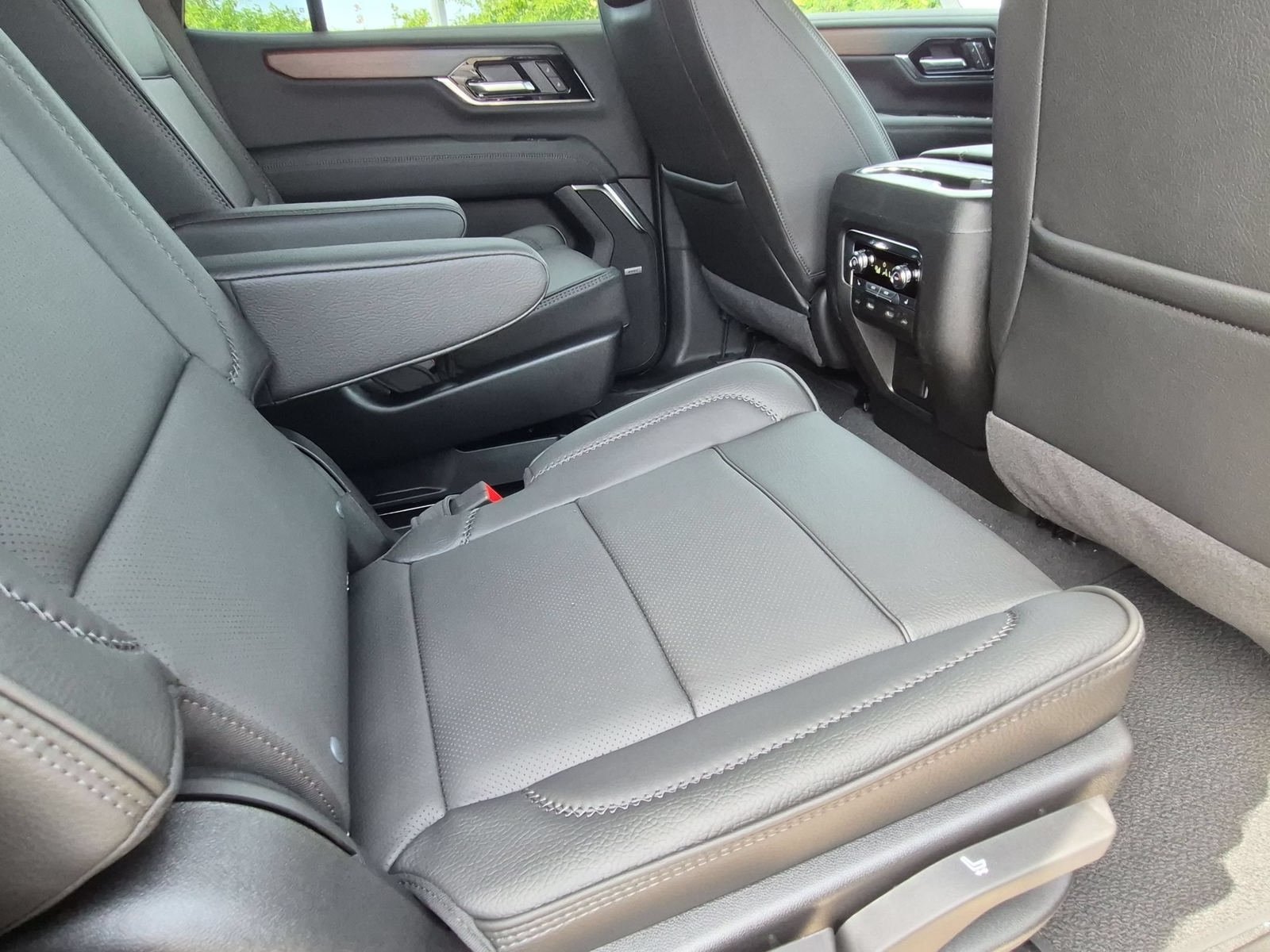 New 2026 GMC Yukon Denali w/ Denali Reserve Package AWD/4WD image 31