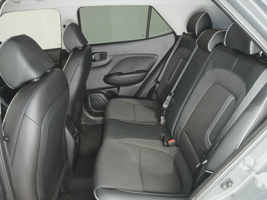 Used 2024 Hyundai Venue Limited FWD image 12