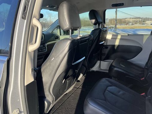 Used 2020 Chrysler Pacifica Touring-L Plus image 27