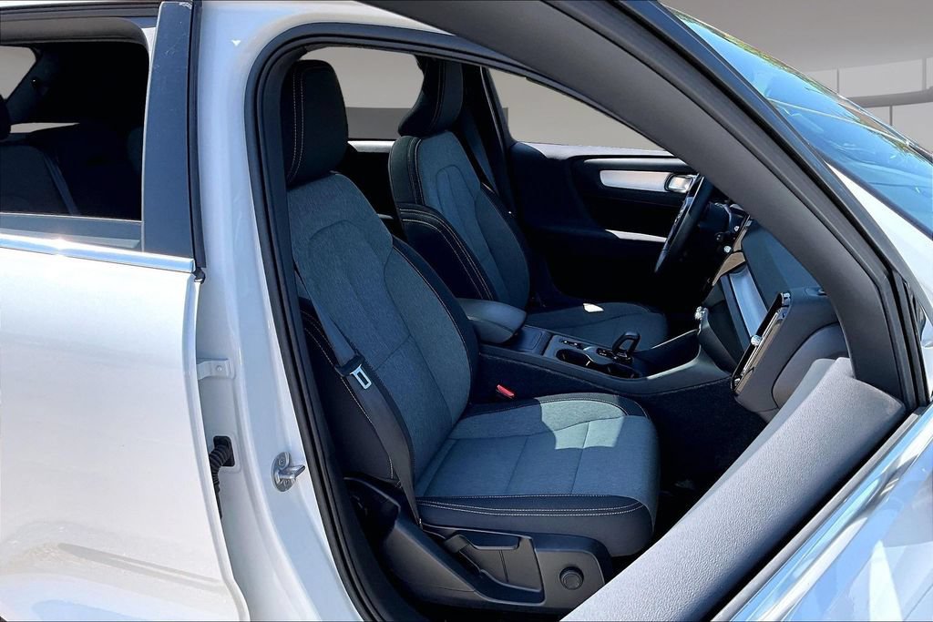Used 2025 Volvo XC40 B5 Core AWD/4WD image 7