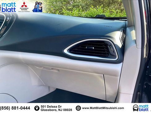 Used 2023 Chrysler Pacifica Touring-L image 18