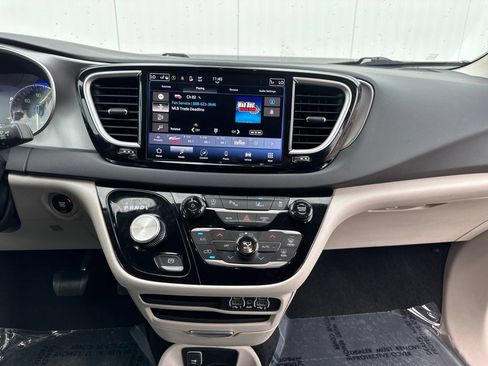 Used 2023 Chrysler Pacifica Touring-L FWD image 33