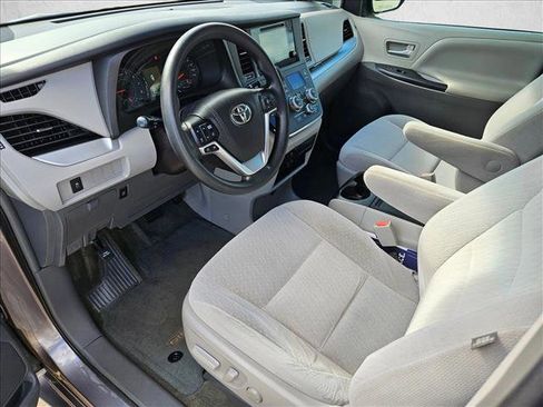 Used 2017 Toyota Sienna LE image 9