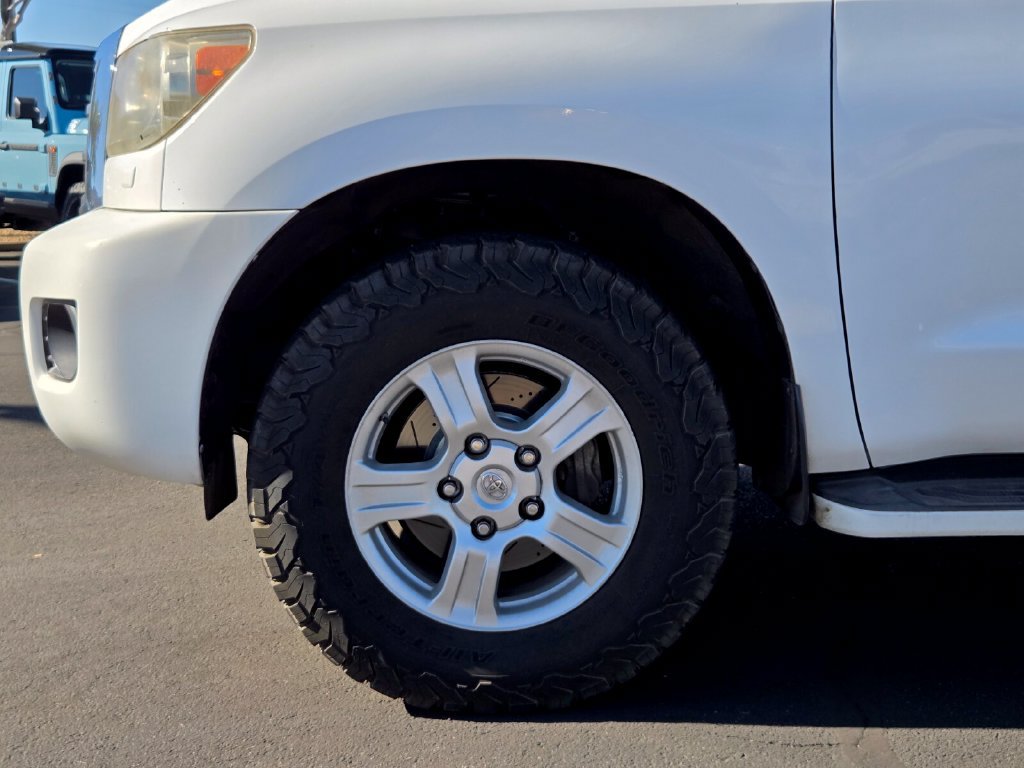 Used 2008 Toyota Sequoia SR5 w/ Towing Pkg AWD/4WD image 9