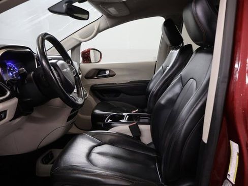 Used 2019 Chrysler Pacifica Touring-L image 11