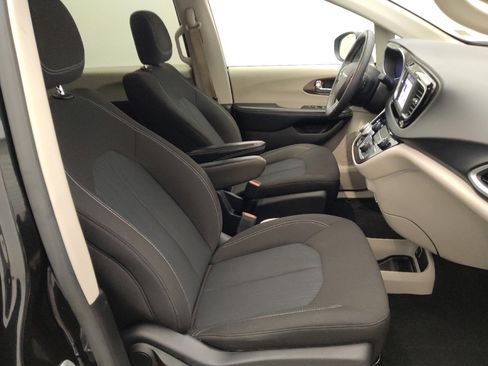 Used 2022 Chrysler Voyager LX FWD image 19