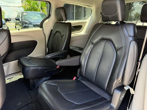 Used 2023 Chrysler Pacifica Touring-L FWD image 15
