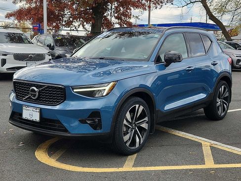 Certified 2023 Volvo XC40 B5 Plus w/ Driver Assist Package image 3