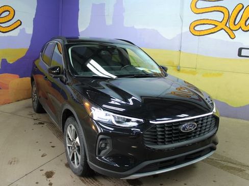 Used 2025 Ford Escape Platinum AWD/4WD image 2