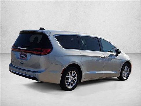 Used 2023 Chrysler Pacifica Touring-L FWD image 18