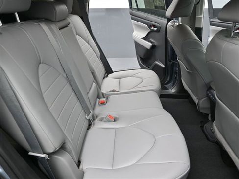 Used 2021 Toyota Highlander XLE image 25