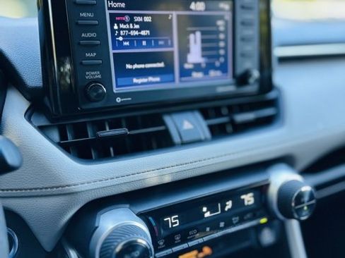 Used 2022 Toyota RAV4 XLE image 13