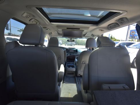 Used 2011 Toyota Sienna Limited w/ Premium Pkg FWD image 11