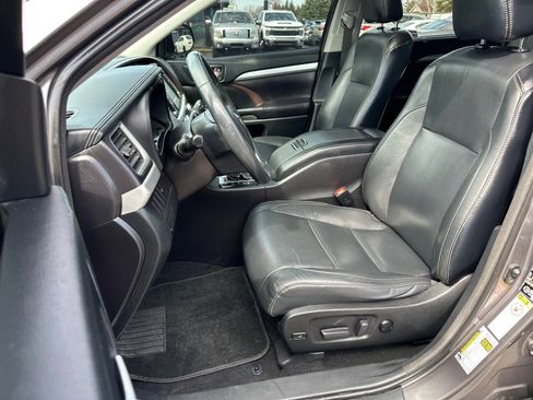 Used 2016 Toyota Highlander XLE image 19