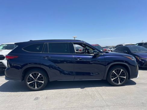Used 2022 Toyota Highlander XSE AWD/4WD image 2
