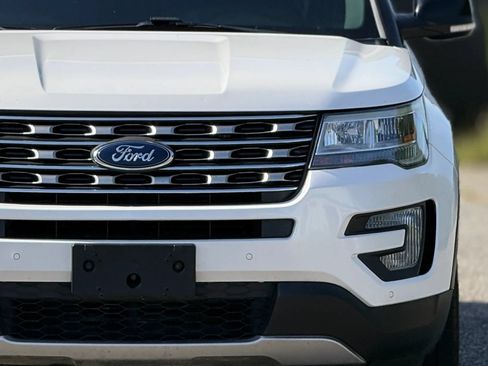 Used 2017 Ford Explorer XLT w/ Equipment Group 202A AWD/4WD image 12