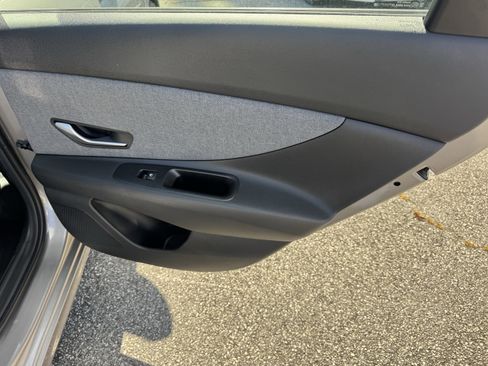 Used 2023 Hyundai Elantra Limited image 16