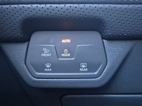 Used 2024 Volkswagen Atlas Cross Sport SE image 25