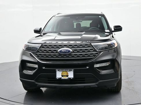 Used 2022 Ford Explorer XLT w/ Equipment Group 202A image 3