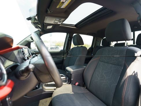 Used 2016 Toyota Tacoma TRD Off-Road w/ Premium & Technology Package RWD image 8
