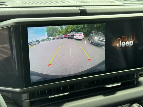 Used 2025 Jeep Wrangler Unlimited Sahara AWD/4WD image 27