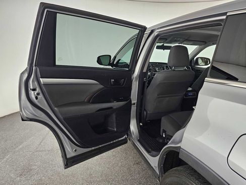 Used 2015 Toyota Highlander LE image 17