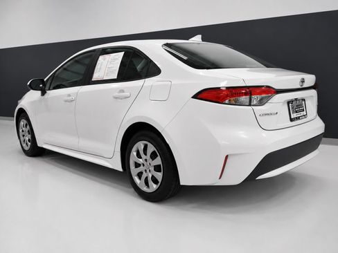 Used 2022 Toyota Corolla LE FWD image 3