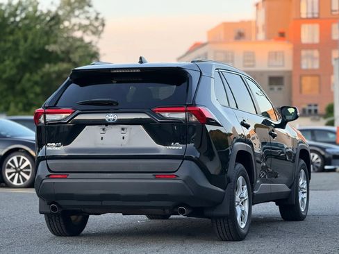Used 2019 Toyota RAV4 LE w/ Carpet Mat Package AWD/4WD image 5