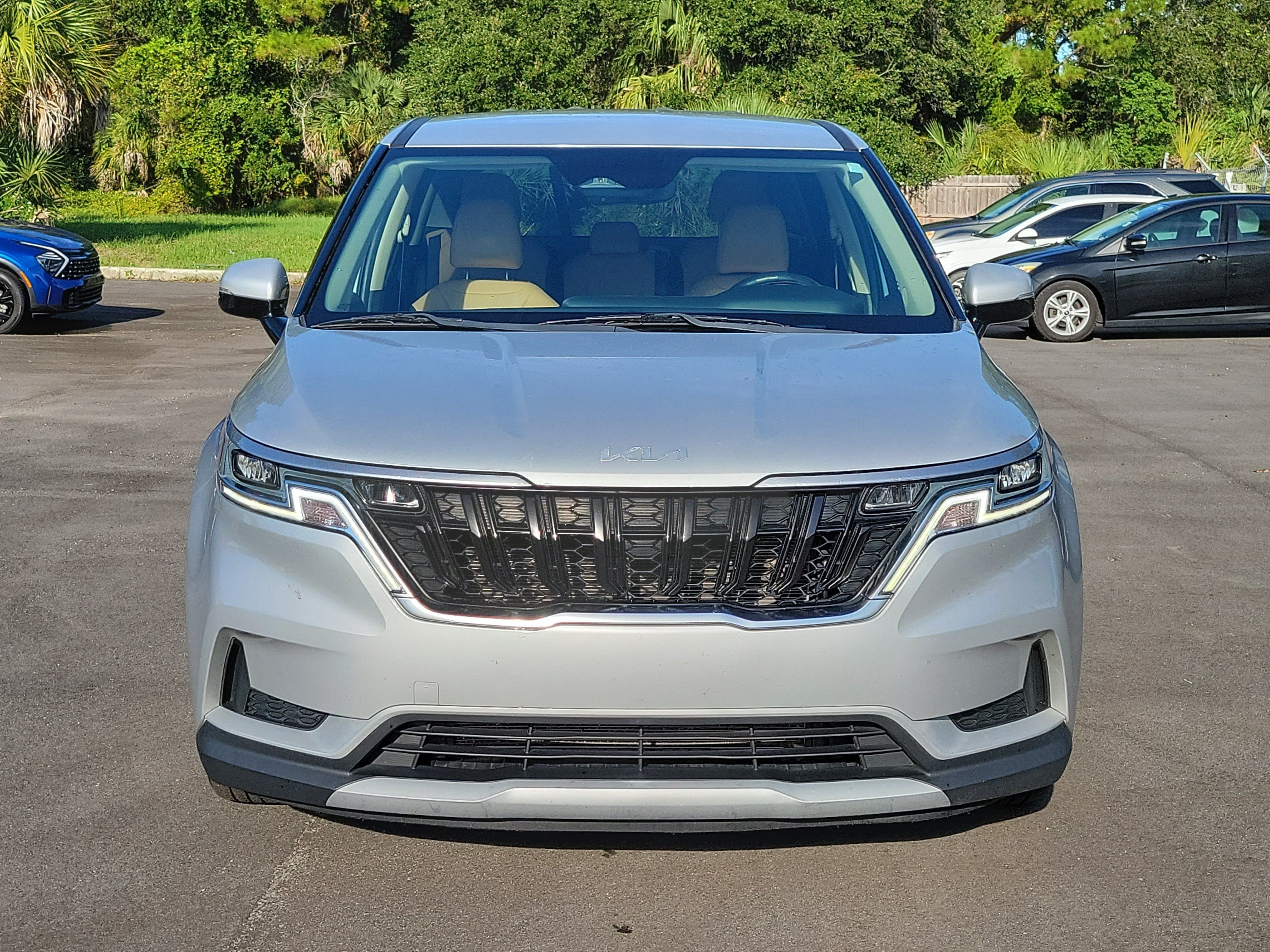 Used 2022 Kia Carnival LX FWD image 2