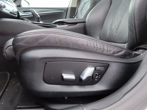 Used 2022 BMW 530e xDrive 530e iPerformance w/ Premium Package image 8