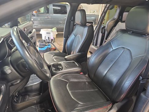 Used 2020 Chrysler Pacifica Limited FWD image 15
