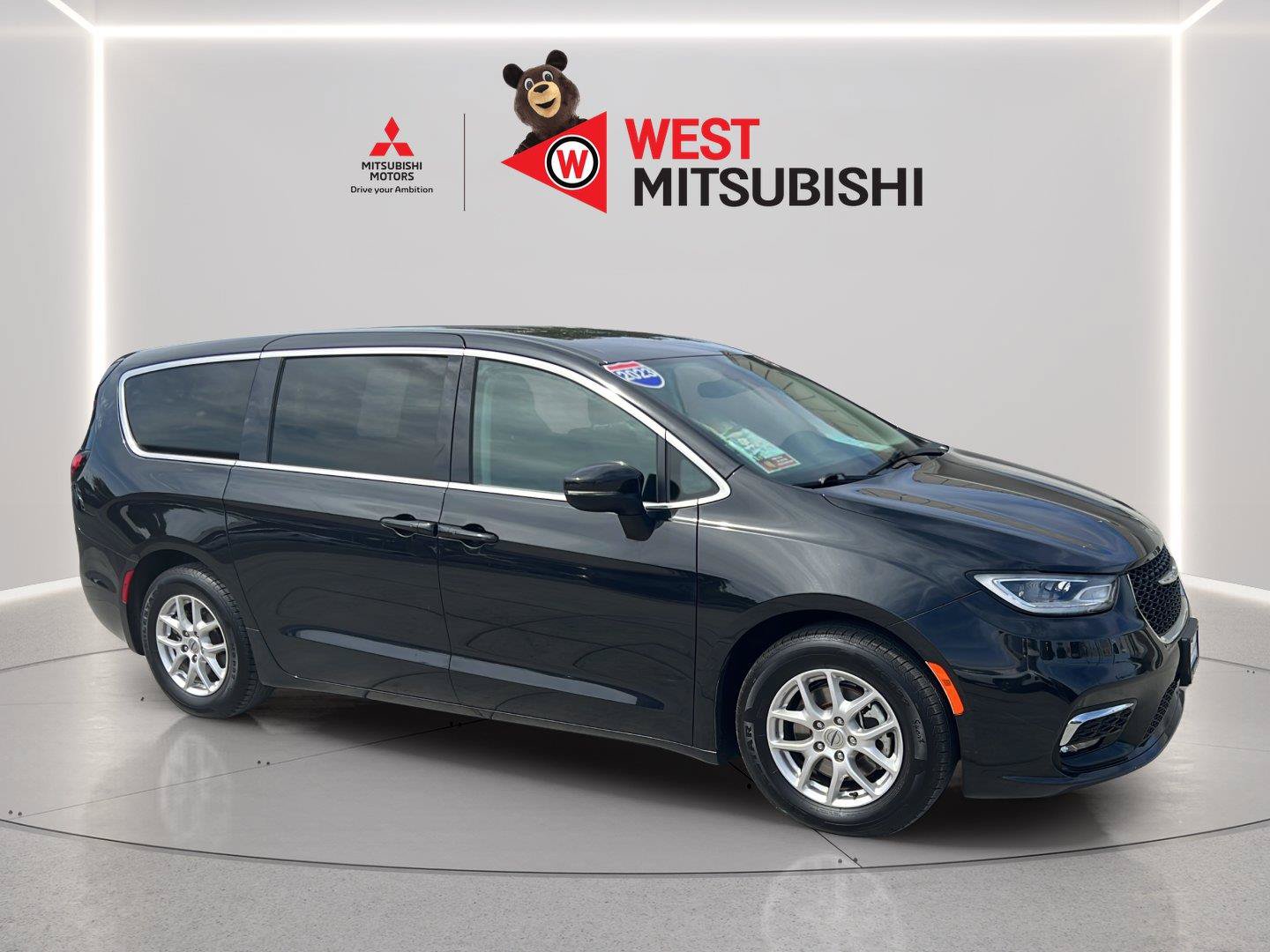 Used 2023 Chrysler Pacifica Touring-L FWD image 7