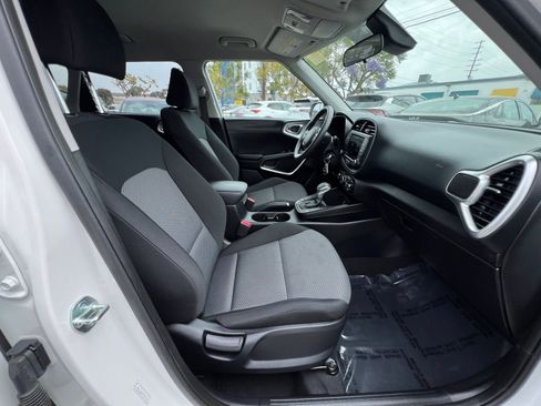 Used 2025 Kia Soul LX w/ LX Technology Package FWD image 41