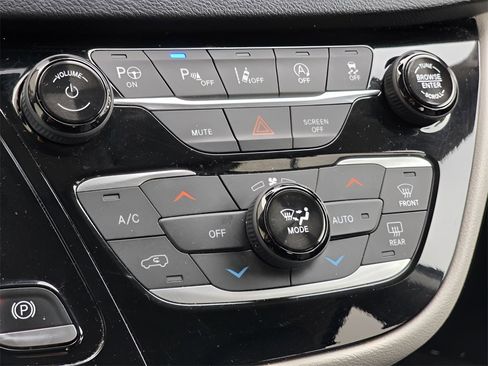 Used 2019 Chrysler Pacifica Touring-L Plus w/ Advanced Safetytec Group image 33