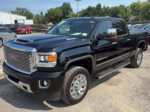 Used 2017 GMC Sierra 2500 Denali w/ Duramax Plus Package AWD/4WD image 8