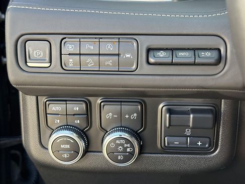 Used 2023 GMC Yukon Denali Ultimate AWD/4WD image 17