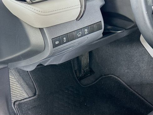 Used 2020 Toyota Camry XLE image 10