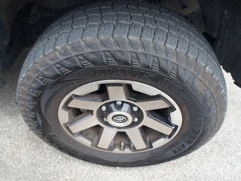 Used 2021 Toyota 4Runner TRD Off-Road Premium w/ Moonroof Package AWD/4WD image 4