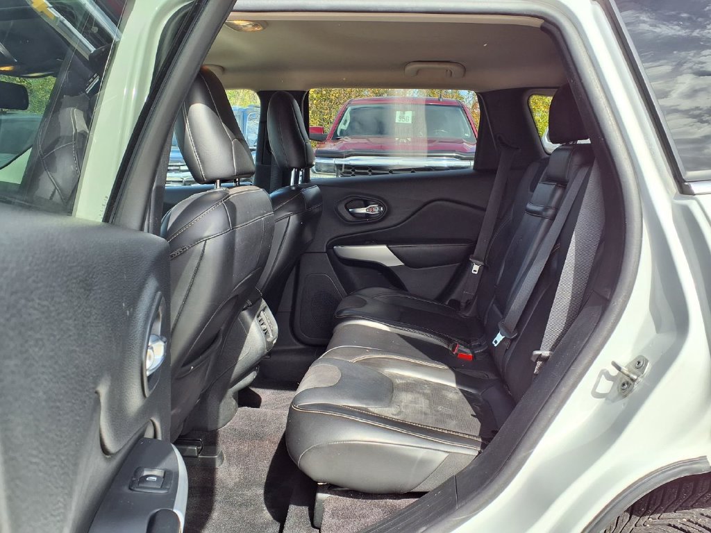 Used 2018 Jeep Cherokee Latitude Plus FWD image 9