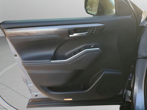 Used 2020 Toyota Highlander Platinum image 27