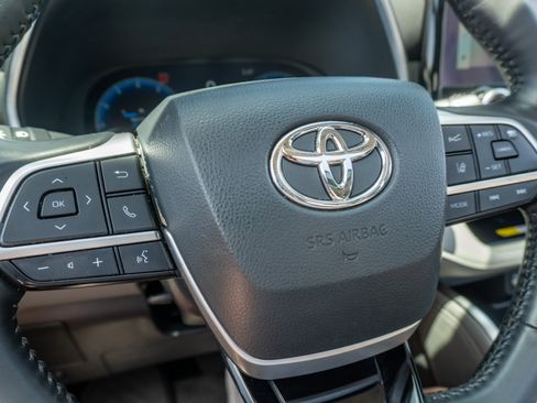 Used 2023 Toyota Highlander Platinum AWD/4WD image 32